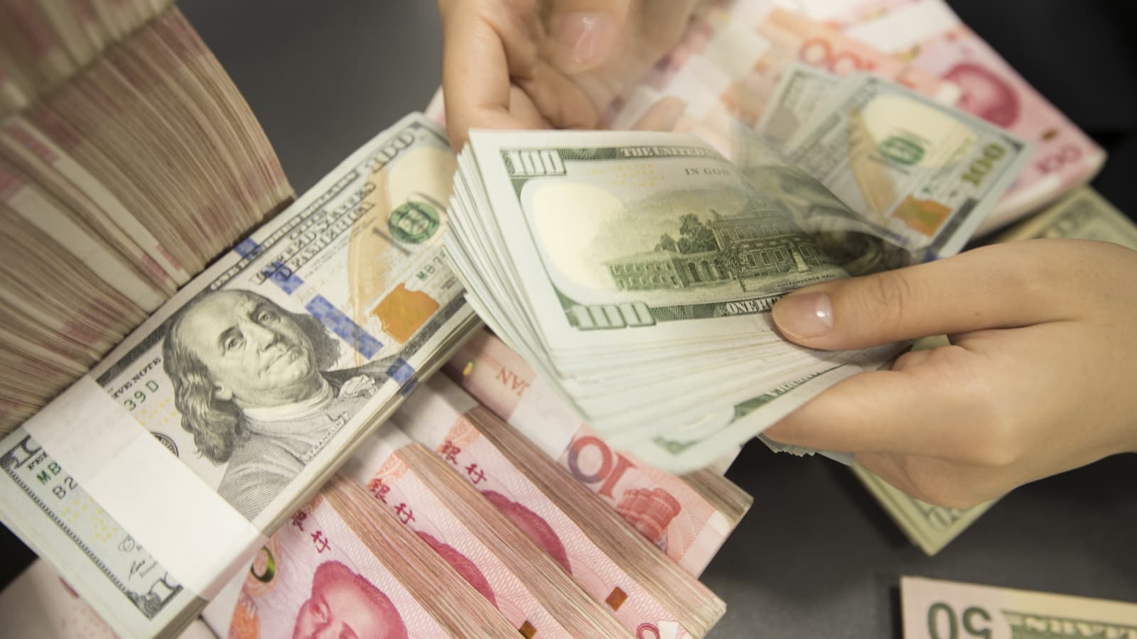 Доллары и юани. Фото: Getty