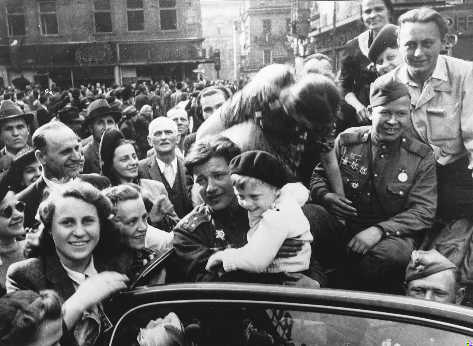 Прага встречает Красную Армию. 1945 год. Фото: vinegret.cz
